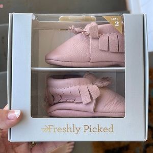 NEW Freshly Picked baby moccasins - blush, size 2 (in original box and with bag)